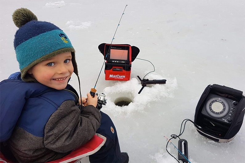 Initier les enfants à la pêche sur glace pour développer la relève